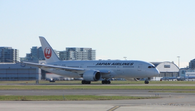 Japan Airlines Boeing 787-8 JA823J